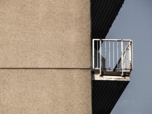 Strop monolityczny czy prefabrykowany? Analiza kosztów i czasu wykonania.