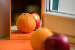 Sztukateria na ścianach: Powrót do klasyki – montaż i malowanie listew.