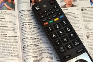 Jaki telewizor do salonu w 2025 roku? Rozmiar, rozdzielczość i technologia Smart TV.