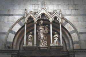 Nadproża i wieńce: Kluczowe elementy konstrukcyjne, o których musisz wiedzieć.